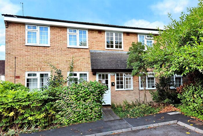 1 Bedroom Flat For Sale In Minstrel Gardens, Surbiton, KT5