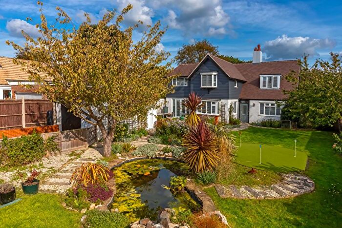 4 Bedroom Detached House For Sale In Half Moon Lane, Worthing, BN13