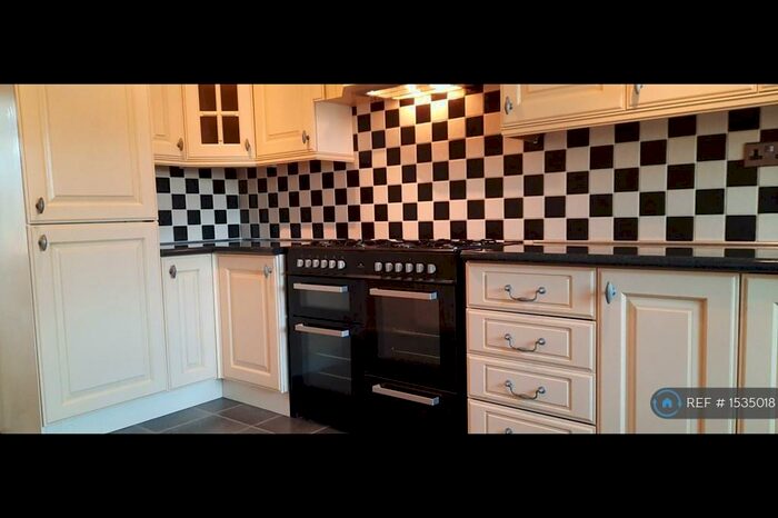 3 Bedroom Semi-Detached House To Rent In Chorley Road, Bolton, BL5