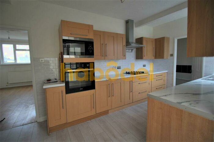 3 Bedroom Semi-Detached House To Rent In Dame Kendal Grove, Grimsby, DN33