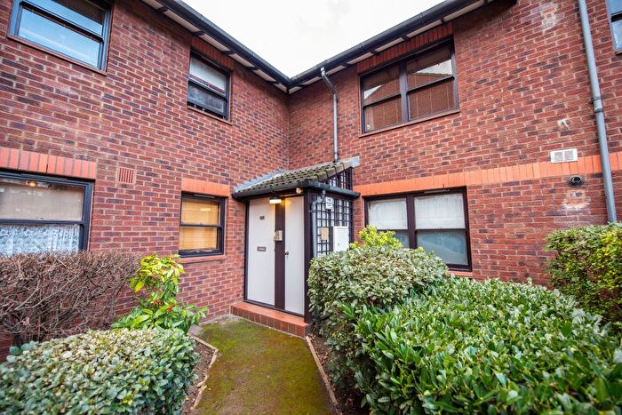 1 Bedroom Maisonette For Sale In Mayfield Road, London, W12