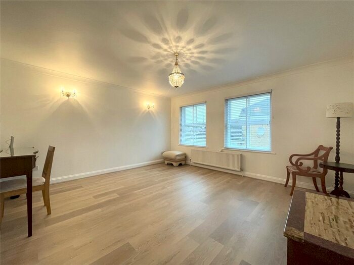 2 Bedroom Flat To Rent In Conifer Court, Great North Way, Hendon, NW4