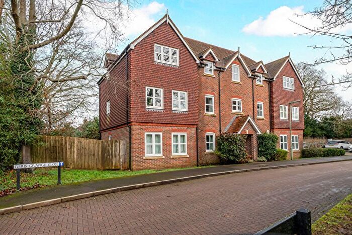 2 Bedroom Flat To Rent In Reris Grange Close, Godalming, GU8