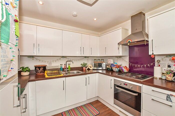 1 Bedroom Flat For Sale In Crabapple Road, Tonbridge, Kent, TN9