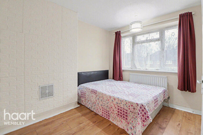 3 Bedroom Apartment For Sale In Marian Way, London, NW10