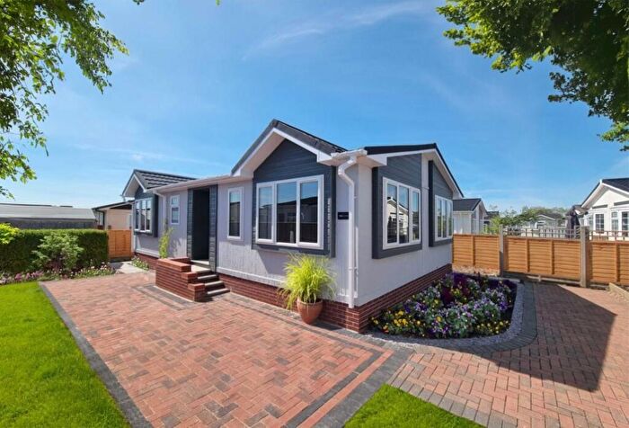 2 Bedroom Park Home For Sale In The Beeches, Pine View Park, Maulden, MK45