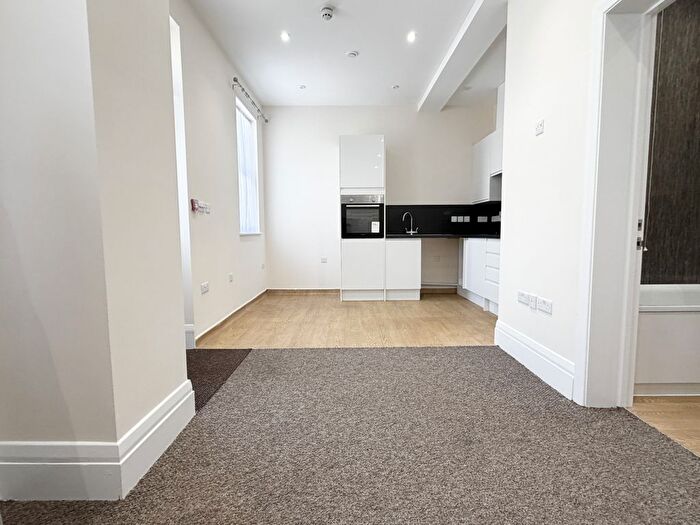 Maisonette To Rent In Station Road, Winchmore Hill, N21