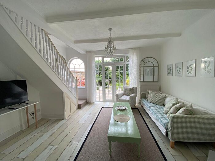 3 Bedroom Semi-detached House For Sale In Ross Road, London, SE25