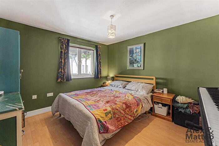 2 Bedroom Flat For Sale In Elgar Street, Canada Water, SE16