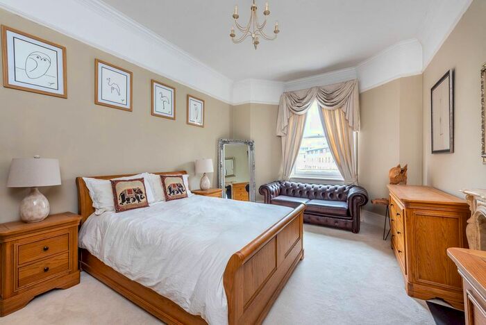 2 Bedroom Flat To Rent In Lower Sloane Street, Sloane Square, London, SW1W