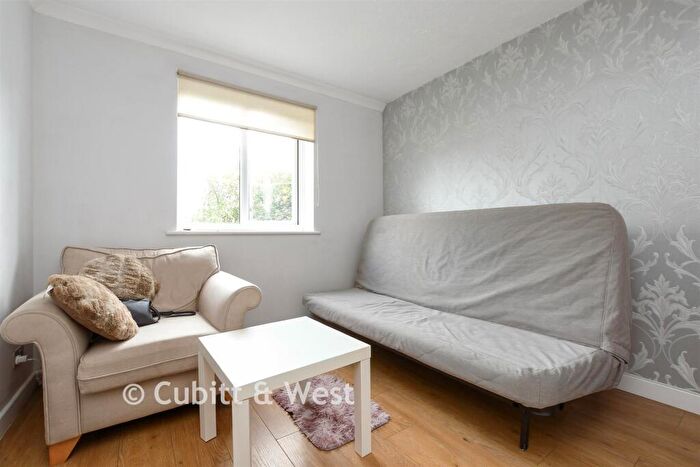 Studio For Sale In Vicarage Lane, Horley, Surrey, RH6