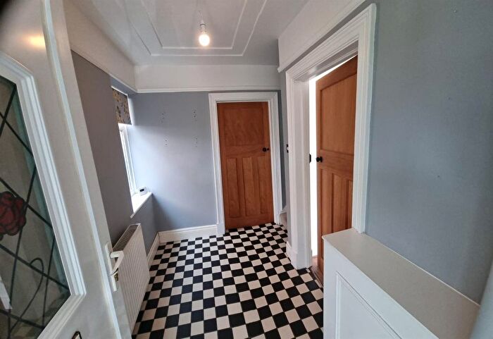 3 Bedroom Semi-detached House To Rent In Windsor Road, Prestwich, M25