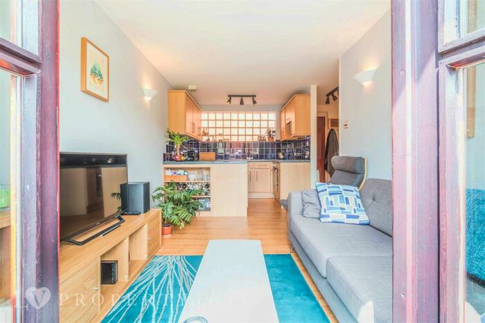 2 Bedroom Apartment To Rent In King's Court, Cox Street, St Paul's Square, B3