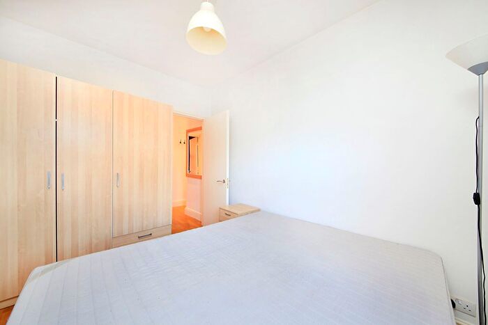 1 Bedroom Flat To Rent In Upper Richmond Road West, Sheen, SW14