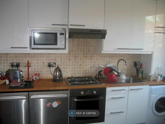2 Bedroom Flat To Rent In Whites Grounds Estate, London, SE1