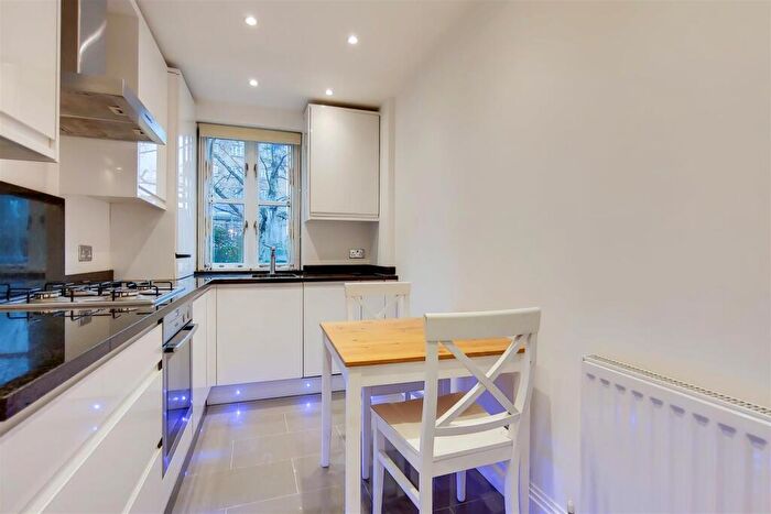 2 Bedroom Flat To Rent In West Heath Road, London, NW3