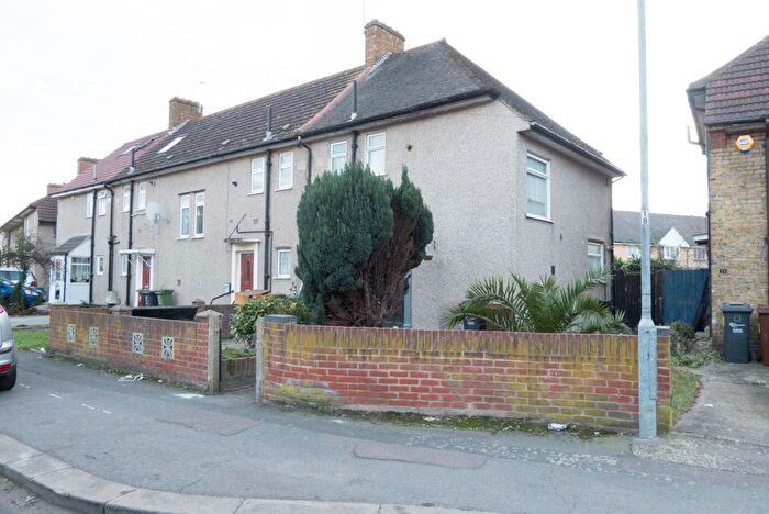 3 Bedroom Terraced House To Rent In Farmway, Becontree, Dagenham, RM8