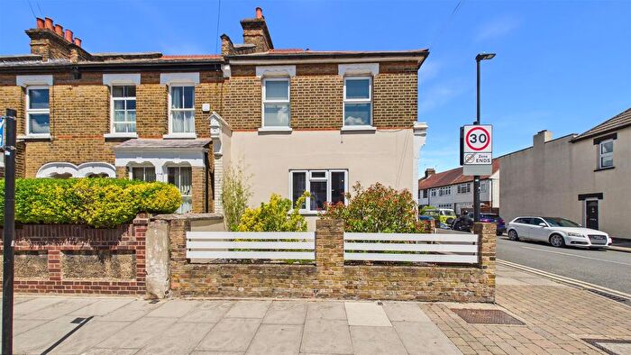 2 Bedroom Flat For Sale In Gordon Road, Enfield, EN2