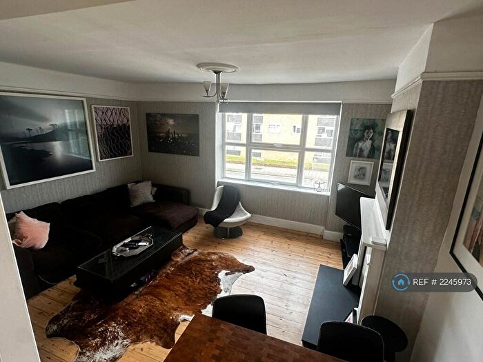 3 Bedroom Maisonette To Rent In Weir Road, London, SW12