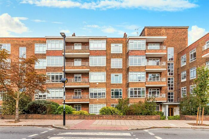 3 Bedroom Flat To Rent In Hillbrow, Richmond Hill, TW10