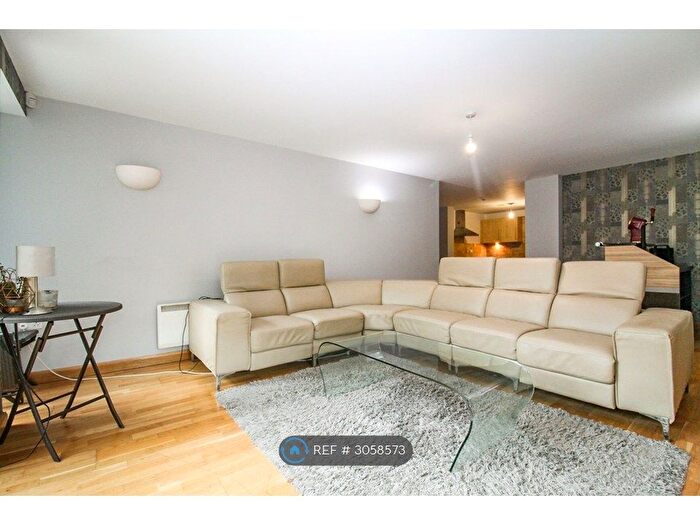 2 Bedroom Flat To Rent In Stone Gate House, Bradford, BD1