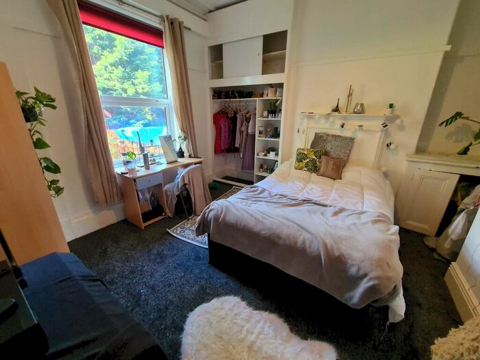 2 Bedroom Flat To Rent In Buckingham Mount, Leeds, LS6