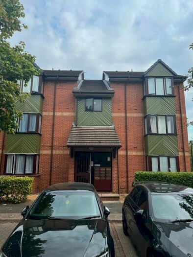 Studio To Rent In Maltby Drive, Enfield, EN1