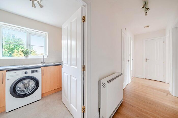 2 Bedroom Flat For Sale In Newbury, Berkshire, RG14