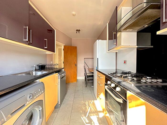 3 Bedroom Maisonette To Rent In Islington, N1