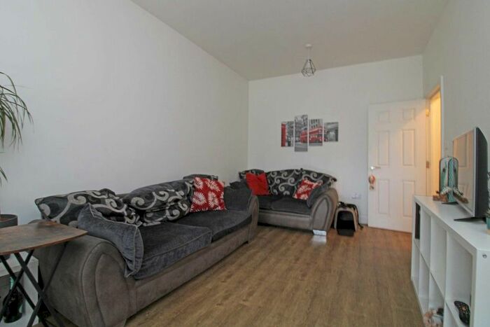 3 Bedroom Flat To Rent In Lynton Terrace, Lynton Road, London, W3
