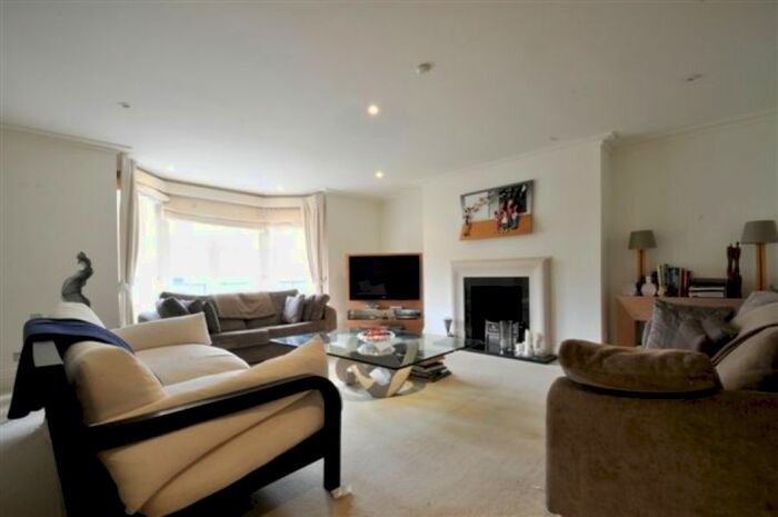 5 Bedroom Property To Rent In Mountview Close, London, NW11