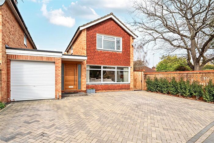 3 Bedroom Link Detached House For Sale In Maple Road, Send Marsh, Ripley, Surrey, GU23