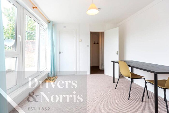 3 Bedroom Maisonette To Rent In Ray Walk, Finsbury Park, London, N7