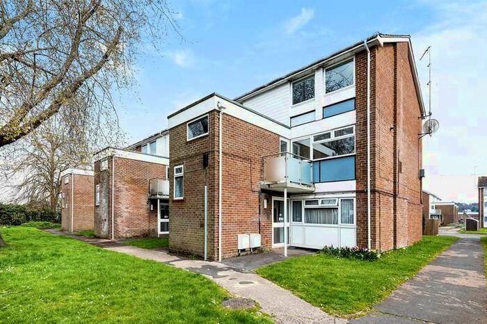 2 Bedroom Flat To Rent In Foxes Piece, SL7