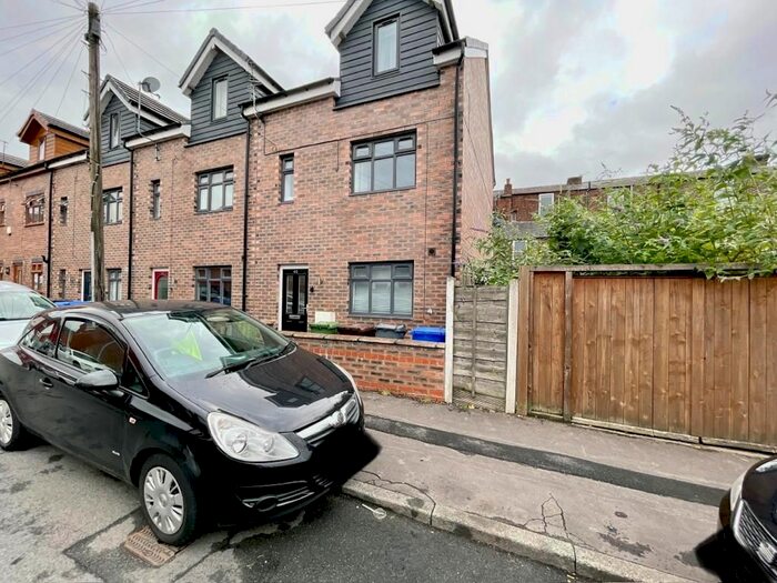 3 Bedroom Town House To Rent In Balleratt Street, Manchester, M19