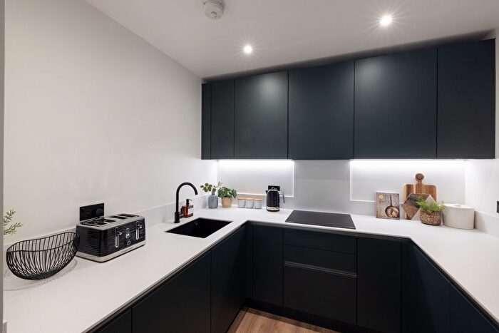 1 Bedroom Flat For Sale In Hawks Raod, Kingston Upon Thames, KT1