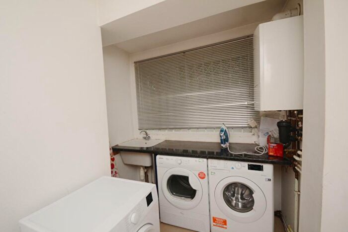 6 Bedroom Flat To Rent In Heald Grove, Rusholme, Manchester, M14