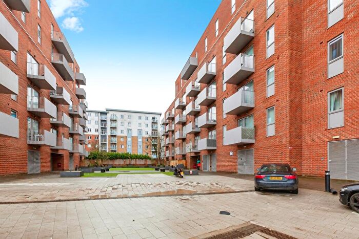 1 Bedroom Flat For Sale In Petersfield Avenue, Slough, SL2