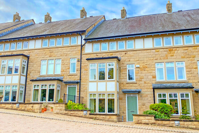 4 Bedroom Town House To Rent In Royal Gardens, Harrogate, HG2