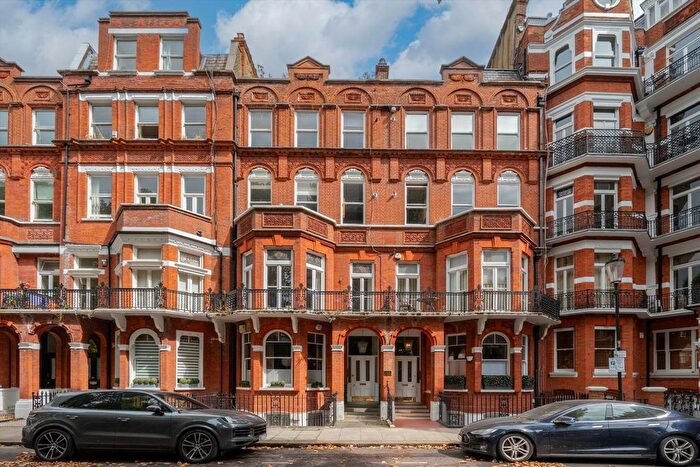 2 Bedroom Flat For Sale In Barkston Gardens, Earls Court, SW5