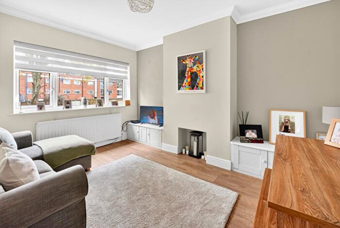 3 Bedroom Maisonette For Sale In Woodland Road, Waltham Forest, E4