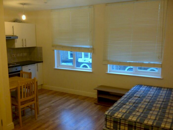 Flat To Rent In Camberwell Church Street, Camberwell, SE5