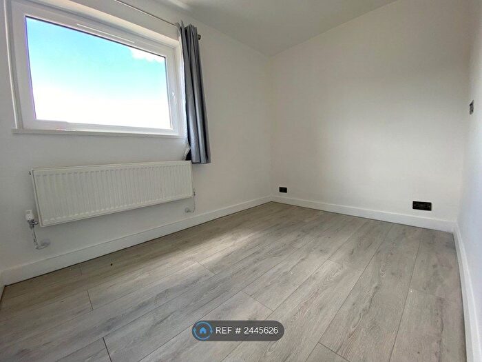 2 Bedroom Flat To Rent In Bartholomew Close, London, SW18