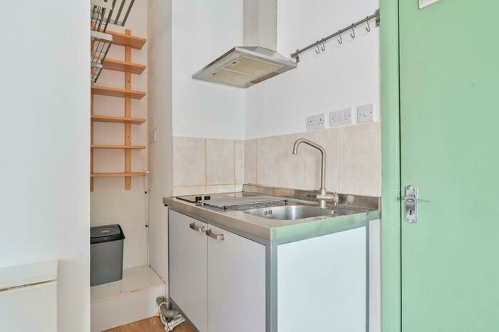 Studio To Rent In Walworth Road, Elephant And Castle, London, SE17