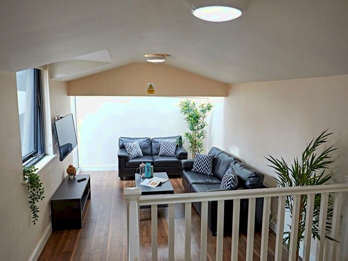 2 Bedroom Apartment To Rent In Blenheim Terrace, Leeds, West Yorkshire, LS2
