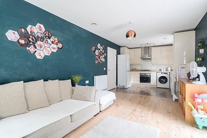 2 Bedroom Flat For Sale In Flat, Lynwood Park, Brislington, Bristol, BS4
