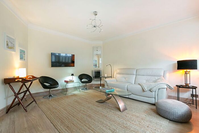 4 Bedroom Semi-Detached House To Rent In Hampstead Gardens, London, NW11