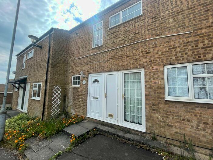 3 Bedroom House To Rent In Petersfield Gardens, Luton, LU3