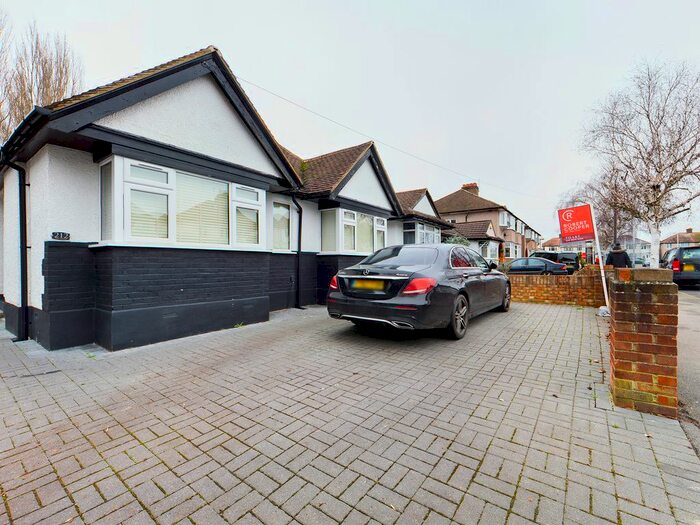 2 Bedroom Detached House To Rent In The Fairway, Ruislip HA4