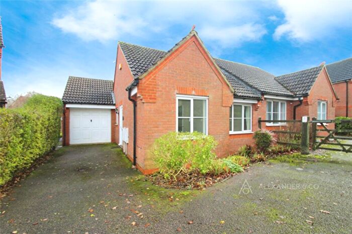 2 Bedroom Bungalow To Rent In Foxglove Close, Buckingham, Buckinghamshire, MK18